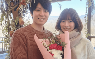 dipi_image_magnifier main_image="https://hibiya-stay.com/relax/wordpress/wp-content/uploads/2025/07/IMG_20250724_125110-1-1120x630.png"...
涼風と美食のハーモニー:グランピング2025年夏の新コース、6月28日より
里楽巣fujinoでは6月末より夏の新メニューがお目見えします。 ■じゃがいもの冷製ポタージュ(ヴィシソワーズ)/ 素材の味が際立つ冷製じゃがいもスープは、じゃがいもの風味を最大限に引き出しており、余計なものが一切感じられません。じゃがいもの甘みとコクが凝縮され、それが冷たくなることでより一層クリアに感じられます。 ■トマトと水タコのカルパッチョ/...
新緑の里山でグランピングはいかが?
新緑の里山でグランピングはいかが?自然を満喫しつつ快適に楽しめる、おすすめの過ごし方をご提案します。 1. 自然との一体感を味わうアクティビティ 里山散策・ハイキング:朝露きらめく早朝や、夕日が差し込む時間帯に、鳥のさえずりを聞きながら里山の小道を散策するのはいかがですか?新緑の香りに包まれ、心身ともにリフレッシュできます。...
『未来へswitch!ゼロカーボンさがみはら』
電気自動車でお得な旅首都圏からすぐの神奈川県相模原市 お休みの日にアウトドア体験で郊外へ遊びにいく際にはとても人気のエリアです 相模原市は日産自動車株式会社と連携して、環境に配慮した電気自動車(EV)で津久井地域の店舗や温浴施設等を訪れた際 特別な「おもてなし」が受けられる取り組みを行っています そして『未来へSwitch! ゼロカーボンさがみはら ドライブマップ」を発行しています 発行日 令和6年2月1日(木曜日)※「特別おもてなし」の有効期限は、令和8年3月末です...
客室の装飾を春らしくリニューアル
客室の装飾を春らしくリニューアル里楽巣fujinoでは、春を感じる客室の装飾にリニューアルしました ピンクのかすみ草をふんだんに使ったデコレーションは、華々しい桜をイメージしたものです その艶やかな姿を見ると心が和みます ドームテント室内のチェアにおかけになれば、窓の外に見えるかすみ草のピンクは、まるで桜の下でお花見をしているような素敵な気分を演出してくれます 専用ウッドデッキから眺めても うららかな春の陽光の中、 暖かな イメージで目を楽しませてくれますよ 読書をしたり、ティータイムを楽しみつつ...
2025年春の新メニュー
2025年春の新メニューのご紹介 ■春の新メニュー 里楽巣fujinoでは グランピングでありながら シェフの作ったコース料理を頂くことが出来ます 2025年春の新メニューのご紹介です ■春野菜の茶碗蒸し 新緑が芽吹くこの季節。この時期にしか食べられない春の野菜がたくさん芽を出します。そんな素材を使った茶碗蒸しです ■旬魚(サワラ・真鯛・櫻鱒など)のソテー 木の芽ジェノベーゼソース ジェノベーゼソースは、イタリア発祥のバジルを使ったソースで、その香り豊かで濃厚な味わいが旬のお魚にもとても馴染みます ■藤野野菜と豚の角煮...
![静寂の里山で、心を通わせるバレンタインを